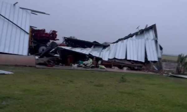 ‘É uma tragédia’, diz produtor após ter galpão destruído por temporal às vésperas do plantio no RS