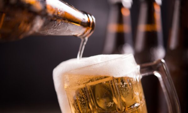Cerveja ‘zero’ é mesmo sem álcool? Entenda o que dizem os rótulos