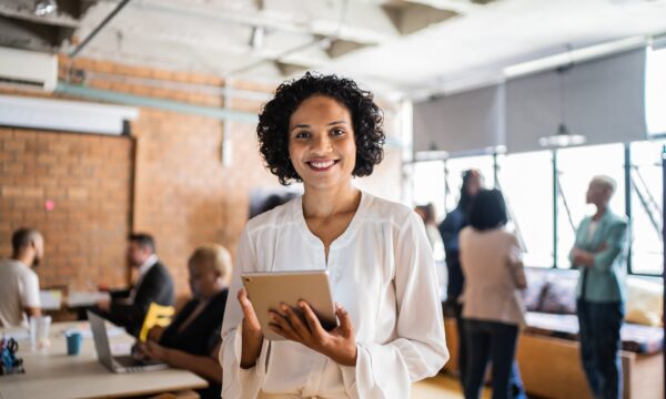 Com 32,2% de mulheres na liderança, Brasil ultrapassa potências europeias; revela estudo