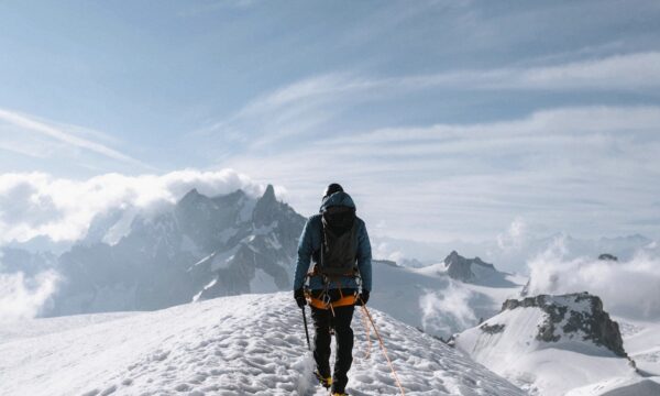 Everest está derretendo mais rápido — e xixi de alpinistas pode estar