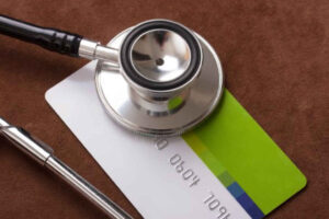 Hospitais entram na mira: projeto aprovado prevê multa diária de R$ 5