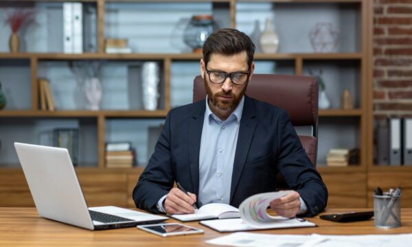CFO pode ganhar até R$ 87 mil por mês, segundo esse estudo: o que o me