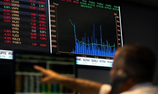 Ibovespa cai pela 4ª sessão seguida; dólar segue acima de R$ 5,20