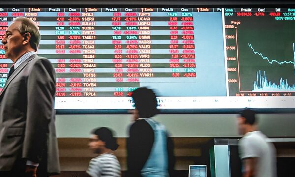 Ibovespa segue pressionado por exterior ruim; dólar sobe para R$ 5,13