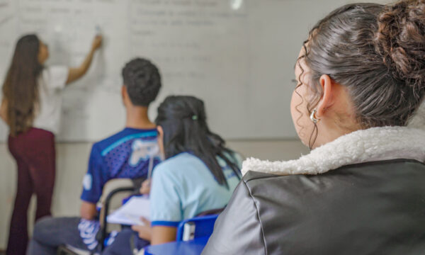 Projeto que reduz desconto de Imposto de Renda para professores avança no Congresso