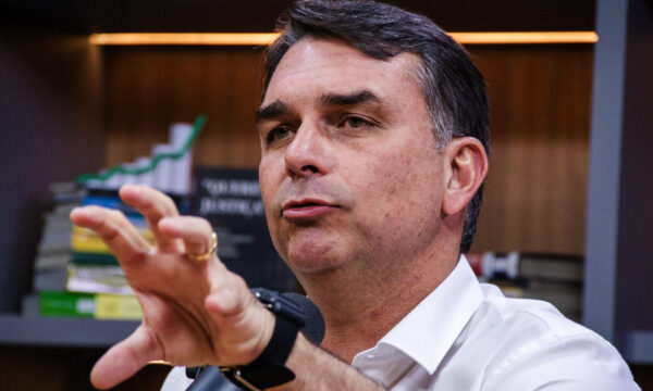 Flávio Bolsonaro diz que, se eleito, criará fundo para pagar parte da