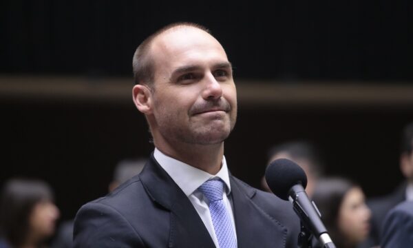 Conheça a carreira de escrivão da PF, cargo de Eduardo Bolsonaro que paga mais de R$ 14 mil no início