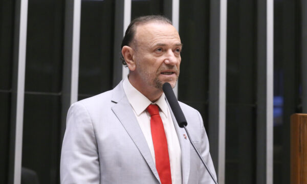 Edinho Silva admite que crise no STF prejudica Lula, mas que presidente se posicionou corretamente