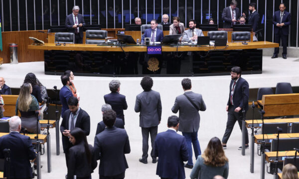 Câmara aprova texto-base da MP que zera ‘taxa das blusinhas’