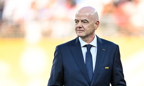 Dirigentes apontam reservas recordes de US$ 6 bilhões na FIFA e exigem mais repasses