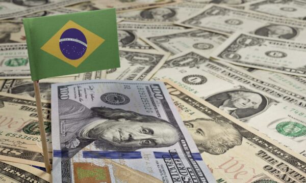 Dólar cai a R$ 5,10 com eleições em foco
