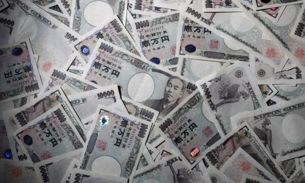 Japão eleva alerta sobre iene e reacende temor de nova intervenção no