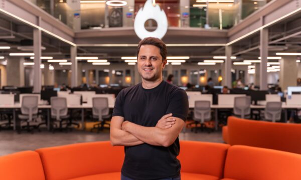 Depois de vender R$ 50 bilhões, gigante Hotmart lança IA para criar apps sem precisar programar