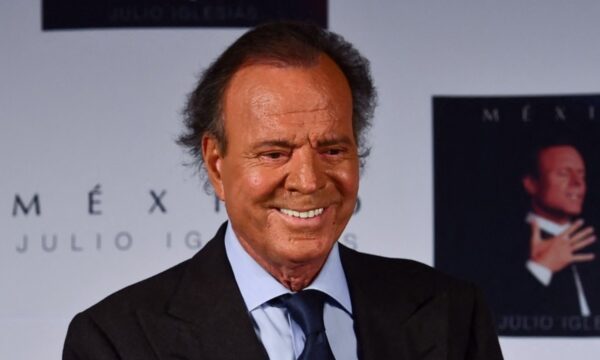 Ex-funcionárias denunciam Julio Iglesias por agressão sexual e trabalh