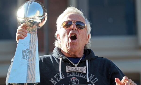 Bilionário dono do Patriots promete doação milionária após polêmica so