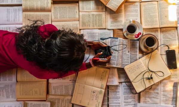 O aplicativo de namoro que une casais por meio de livros