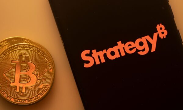 Strategy compra 950 bitcoins por US$ 76 milhões e eleva reserva para 846 mil BTC