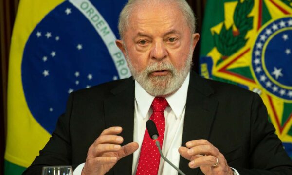 Bolsa Família decide eleição? Diante do empate técnico entre Lula e Flávio Bolsonaro, medida ‘pode ser um tiro pela culatra’, diz analista