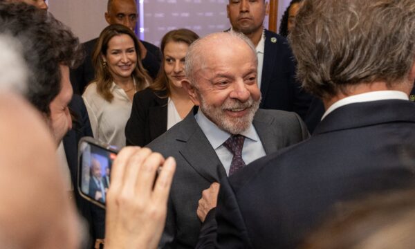 Vamos fazer uma reforma política e no Judiciário, diz Lula a empresári