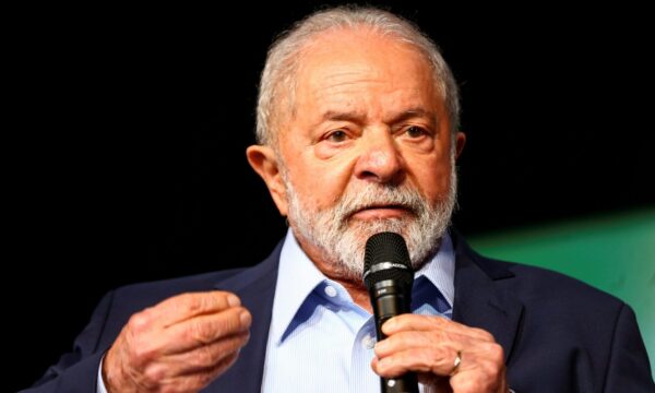 No rádio, Lula cita 6×1 para atacar Flávio; senador critica petista po