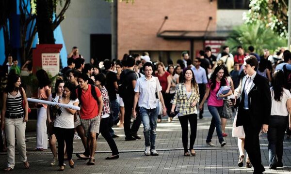 Escola ensina inteligência emocional e vê avanço acadêmico entre aluno