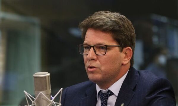 PF faz operação para investigar financiamento do filme ‘Dark Horse’