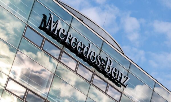 Mercedes-Benz recomprará US$ 1,2 bi em ações enquanto vendas caem na China