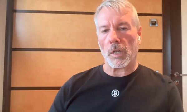 Saylor argumenta que mercado cripto não pode depender apenas do Clarity Act e que a melhor defesa é adoção em massa