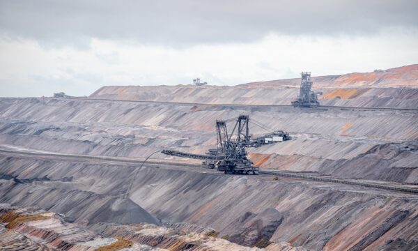 Como mineração a céu aberto pode ‘despertar’ falhas geológicas a 20 km