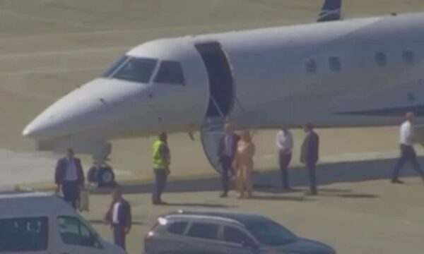 Vídeo mostra Moraes e esposa desembarcando de jatinho de Daniel Vorcar