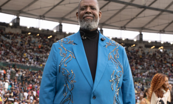 Péricles canta hino do Brasil em estreia da NFL no Rio de Janeiro; con