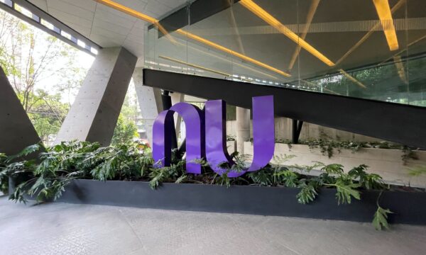 Nubank inicia operação nos EUA com conta bancária e cartão de crédito