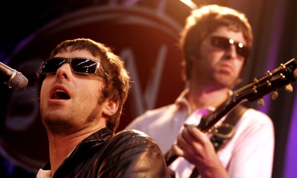 Liam Gallagher revela futuro incerto do Oasis e indica que turnê de 2027 pode ser a última