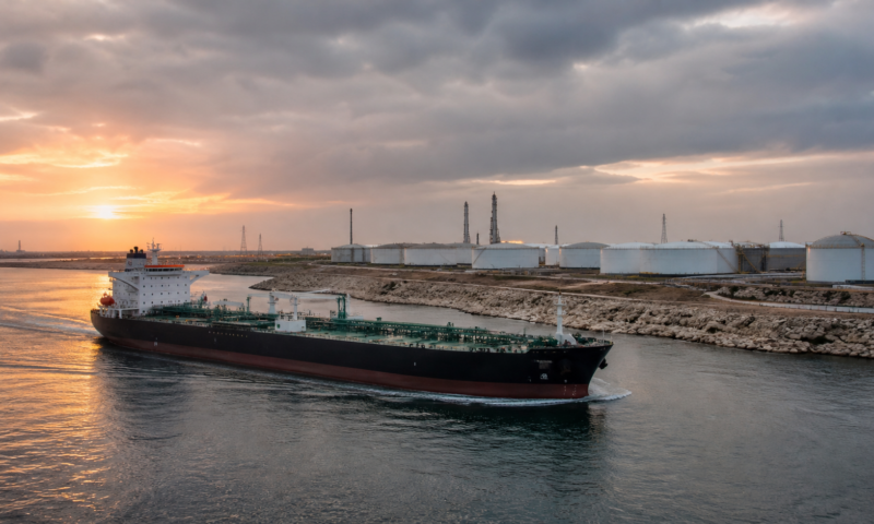 Brent sobe 0,75% e fecha a US$ 97 após ataques no Oriente Médio