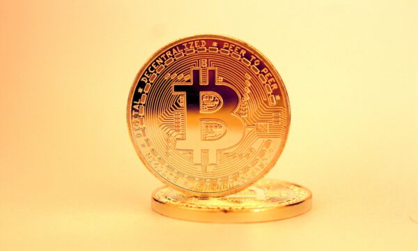 Bitcoin sobe mais de 2% e se recupera depois de cair aos US$ 76 mil na