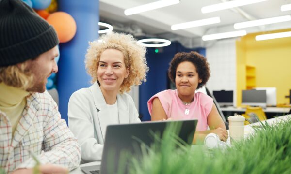 Amazon e Saint-Gobain abrem programas de trainee