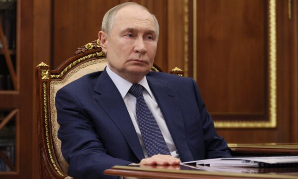 Partido de Putin vence eleições russas com maioria