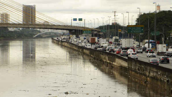 Rio Tietê sobe e fica perto de transbordar na cidade de São Paulo