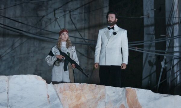 Festa de bilionários vira pesadelo em novo filme com Chris Evans e Anya Taylor-Joy