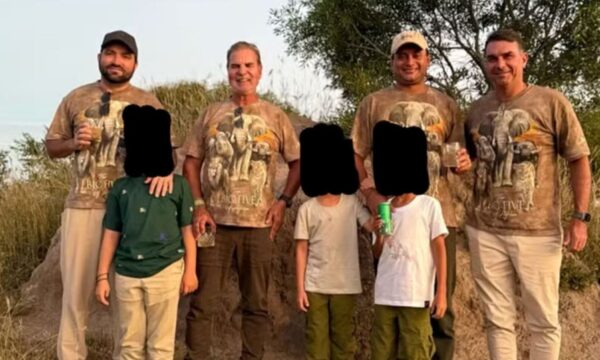 Foto de Flávio Bolsonaro em safári na África do Sul reúne senador e advogado investigados no caso do INSS