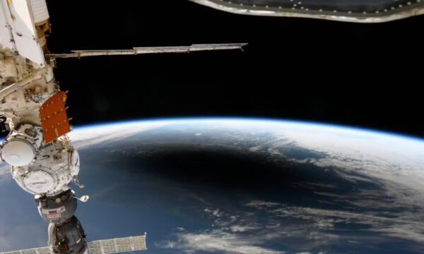 Satélite espião dos EUA explode no espaço após quase 40 anos em órbita