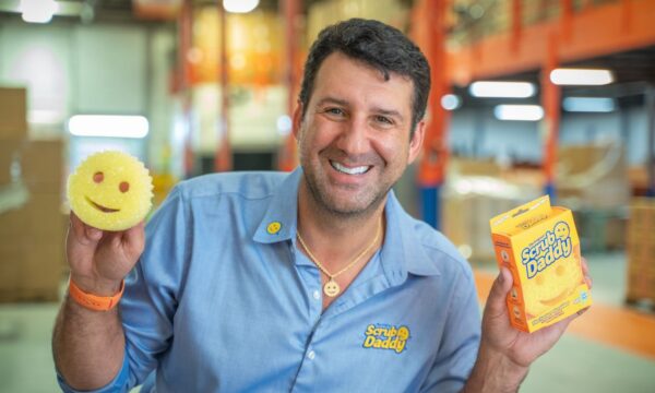 Ele levou uma esponja ao Shark Tank. De lá para cá, ela já vendeu US$