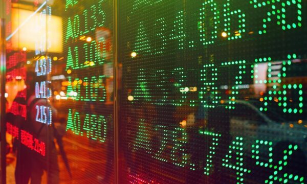 Ibovespa quebra sequência de perdas e fecha em alta de 0,46%; dólar ca