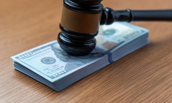 Como funciona o pagamento de dívidas judiciais em outros países