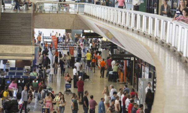 Sábado caótico em aeroportos pelo Brasil: MG, RJ e SP têm atrasos