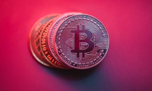 Bitcoin cai aos US$ 77 mil antes de votação do Clarity Act ainda sem a