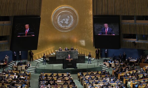 Trump diz que Irã nunca terá arma nuclear e acordo deve sair depois da