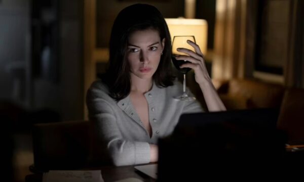 Por que Anne Hathaway aconselhou os pais a não assistirem ‘Verity’?