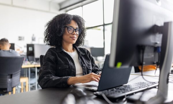 O que é o vibe coding e o que ele revela sobre o futuro do trabalho em