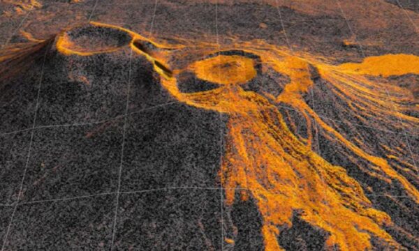 Vulcão adormecido há 500 anos entra em erupção após terremoto na Rússi